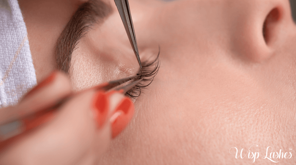 What application technique is used for hybrid lashes